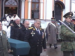 Гроб с останками полководца несли генералы и адмиралы Вооруженных сил России.