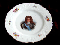 Тарелка с изображением герцога Орлеанского. XIX в. Фарфор