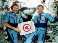 Знамя Мира в Космосе. Космонавты А.Н.Баландин и Г.М.Стрекалов