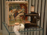 ''Пуговица: история в миниатюре''. Детская швейная машинка