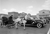 Аркадий Шайхет ''Извозчик и автомобиль. Стоянка такси у Большого театра''. Москва, 1935