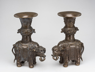 Парные алтарные украшения в виде слонов под попонами, несущими вазы на спине. Династия Цин (1644–1911),  XVIII век. Бронза; литье, рельеф, чеканка, гравировка, патина 