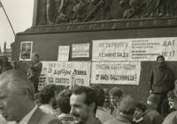 В.О.Сутулов. Дворцовая площадь. Митинг  в поддержку возвращения городу исторического имени - Санкт-Петербург. Возвращение к истокам. 9 сентября 1990 года