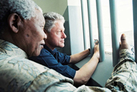 Тюрьма Роббен Айлэнд. Президент США Билл Клинтон и Нельсон Мандела в бывшей камере Манделы. Южная Африка. 27 марта 1998