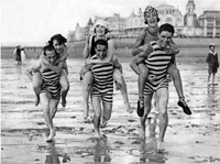 Три пары веселятся на пляже, Нормандия, 1 июля 1938 года