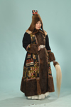 Девушка-якутка в национальной одежде, созданной А. Зверевой