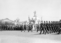 К. Е. Ган и Ко. Прохождение лейб-гвардии Драгунского полка. 1903