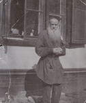 Л.Н. Толстой у дома в Хамовниках. Фотография И.Л. Толстого. 1899 г. Москва