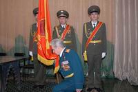 Со Знаменем прощается полковник Полосин В.И. (командир 19-ой ОИИЧ с 1975 по 1980 г.)