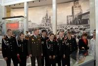 Полковник Бондюков В.Ю. с кадетами  у жезла Э.Роммеля
