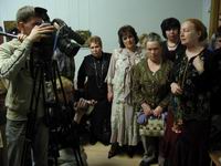Н.П. Плотникова ведет экскурсию по выставке ''Краевед. Собиратель. Даритель''