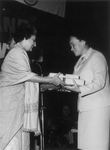 Иидира Ганди вручает премию имени Дж.Неру Л.В.Шапошниковой