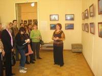 Экскурсию по выставке проводит зам. председателя Ярославского Рериховского общества И.М.Себелева