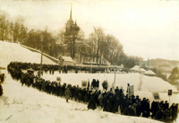 Процессия у стен Святогорского монастыря после митинга, посвященного 100-летию гибели А.С. Пушкина 
