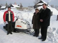 Директор музея  Е.Аверьянова передает в оперативное управление снегоход Н.Тихонову и В.Карпенко. Великая Губа 2005 г.