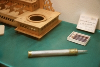 Вещи, принадлежавшие Л.Н. Толстому, - коробка с карандашами и карандаш с электрической подсветкой, подаренный В.Г. Чертковым.