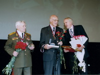 Д.Байерли и генерал М.Калашников на церемонии награждения Байерли орденом Св.князя Александра Невского. Май 2004. Москва