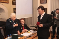 Л.В.Шапошникова вручает В.Г.Соколову  золотую медаль лауреата Международной премии имени Елены Ивановны Рерих за 2009 год в области исследований философии Живой Этики