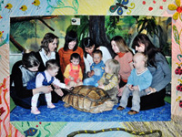 Щербакова С.Ю. Дети и взрослые знакомятся с огромной черепахой на занятии по развивающей программе ''Растем в зоопарке''. 2010. Тульский экзотариум.