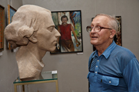 На выставке возле портрет О.Мандельштама скульптора Анатолия Неверова