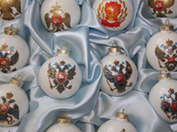 Набор елочных шаров, полученный от благотворительного Фонда Первого президента России Б.Н. Ельцина