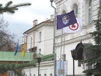 Знамя Мира и Флаг Земли над Музеем истории города Ярославля