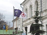 Знамя Мира, предложенное Н.К.Рерихом,  над Музеем истории Ярославля
