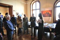 Президент ассоциации «Знамя мира» (Италия) Валентина Ганц проводит экскурсию для высоких гостей по выставке о Пакте Рериха.