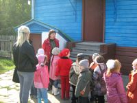 Дети идут на экскурсию в дом, в котором с 1928 по 1935 гг. жил и работал М.А. Шолохов.