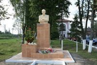 Памятник Ю.Н. Рериху в городе Окуловке (Новгородская область). Скульптор Алексей Леонов.