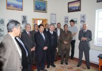 Посетители фотовыставки, посвященной Ю.Н. Рериху в Доме-музее Рерихов (Улан-Батор)
