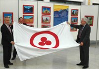 Делегация МЦР передала в дар Евразийскому Национальному Университету Знамя Мира