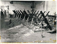 Представитель воинской части получает на заводе им.Куйбышева 122 мм дивизионные минометы