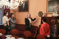 Лариса Вербицкая провела гостей проекта ''Звездные экскурсии'' по квартире Алексея Толстого
