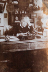 В. В. Починковская (Тимофеева). Письмо на фото-открытке с портретом автора письма за письменным столом. Михайловское, 1914 г., после мая
