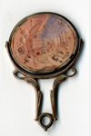 Печатка с воинскими знаками из полудрагоценного камня, обрамлена металлическим ободком