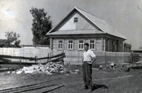Красильников Г.Д., удмуртский писатель стоит перед своим домом в с. Алнаши, 1960-е гг.