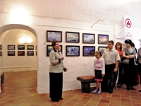 Ирина Себелева ведет экскурсию по выставке Н.К. и С.Н. Рерихов (Переславль-Залесский)