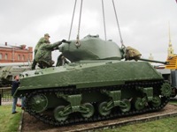 Установка американского танка М4 ''Шерман'' на внешней экспозиции Военно-исторического музея артилерии, инженерных войск и войск связи. 2016