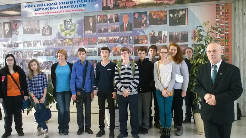 Школьники на экскурсии в Российском университете дружбы народов