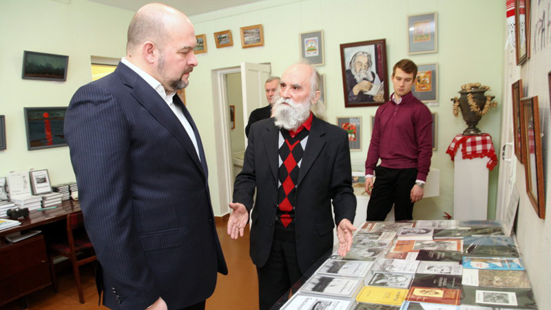 Экскурсию проводит основатель музея Егоров Борис Михайлович