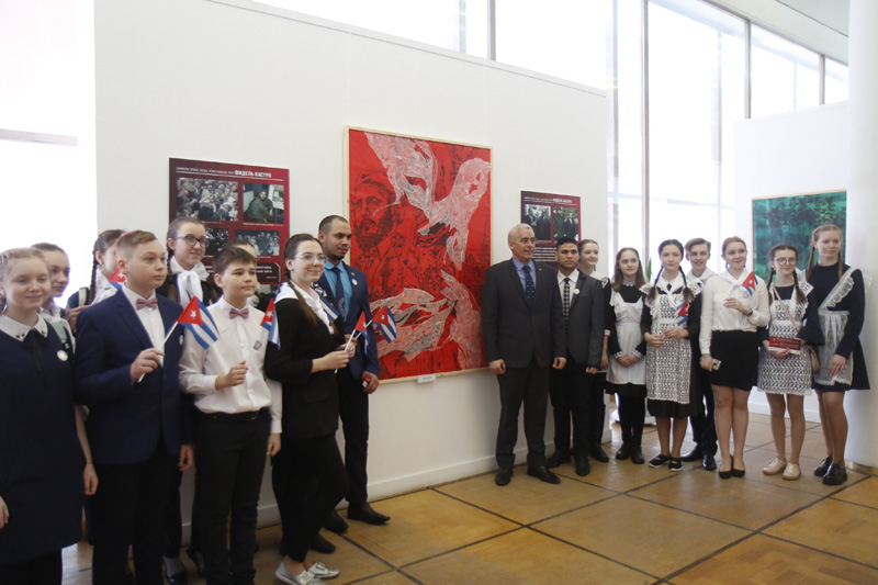 Посол Республики Куба с посетителями выставки