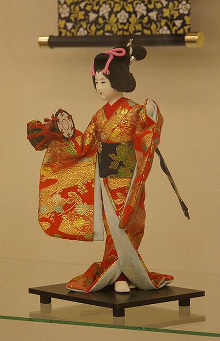 Кукла в традиционном японском костюме