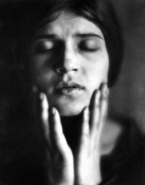     .  / Edward Weston. Tina in Mexico (1923)