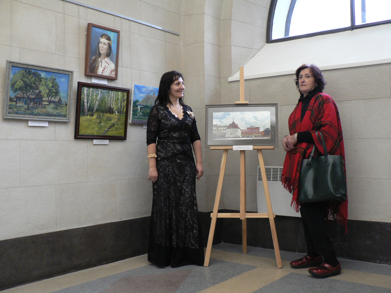 Светлана Машкало и Ольга Лисенкова у своей картины 