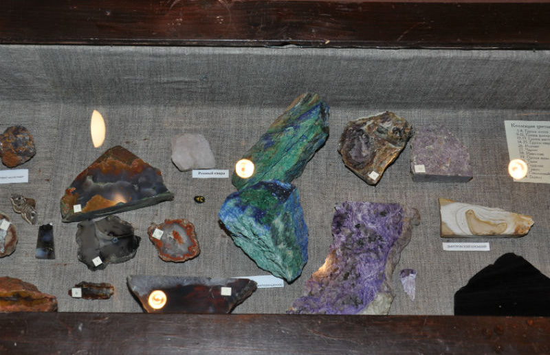 Коллекция камней в экспозиции музея