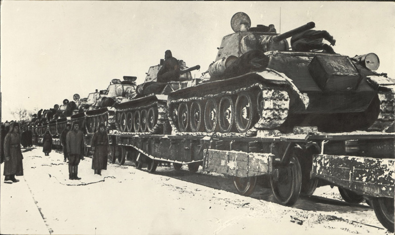 Отправка эшелона танков Т-34, построенных на заводе «Красное Сормово», на фронт. 1942 г.