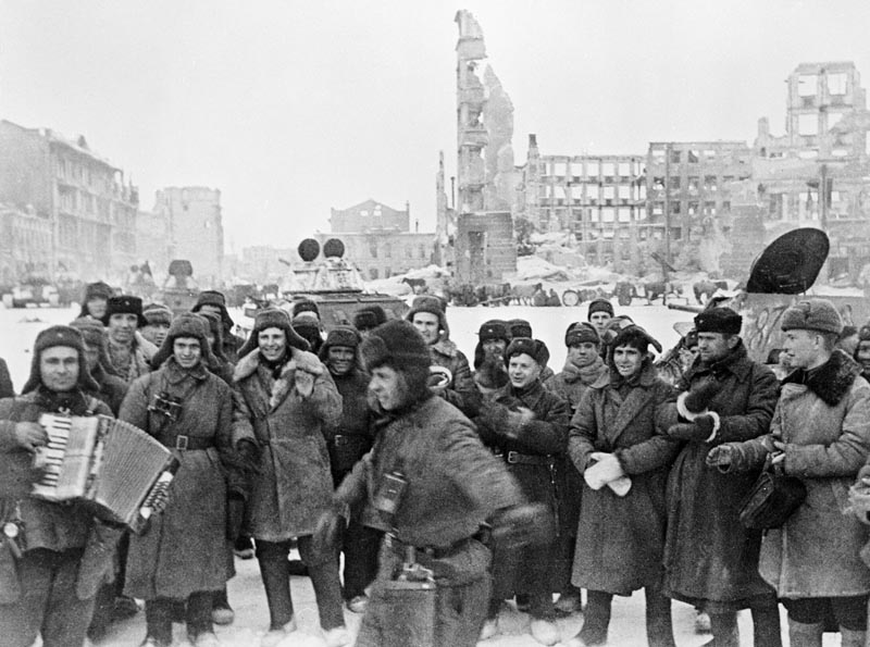 Советские бойцы празднуют победу под Сталинградом