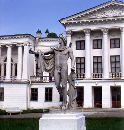 Статуя Апполона перед фасадом дворца