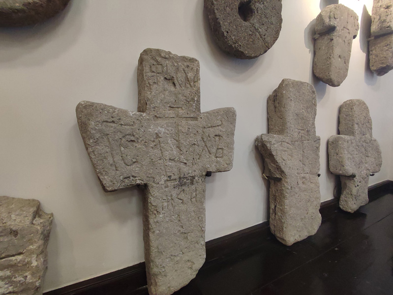 Коллекция каменных крестов изборского типа XIV-XV вв.